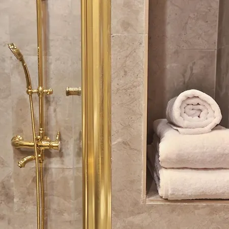 Real King Hotel 4*
